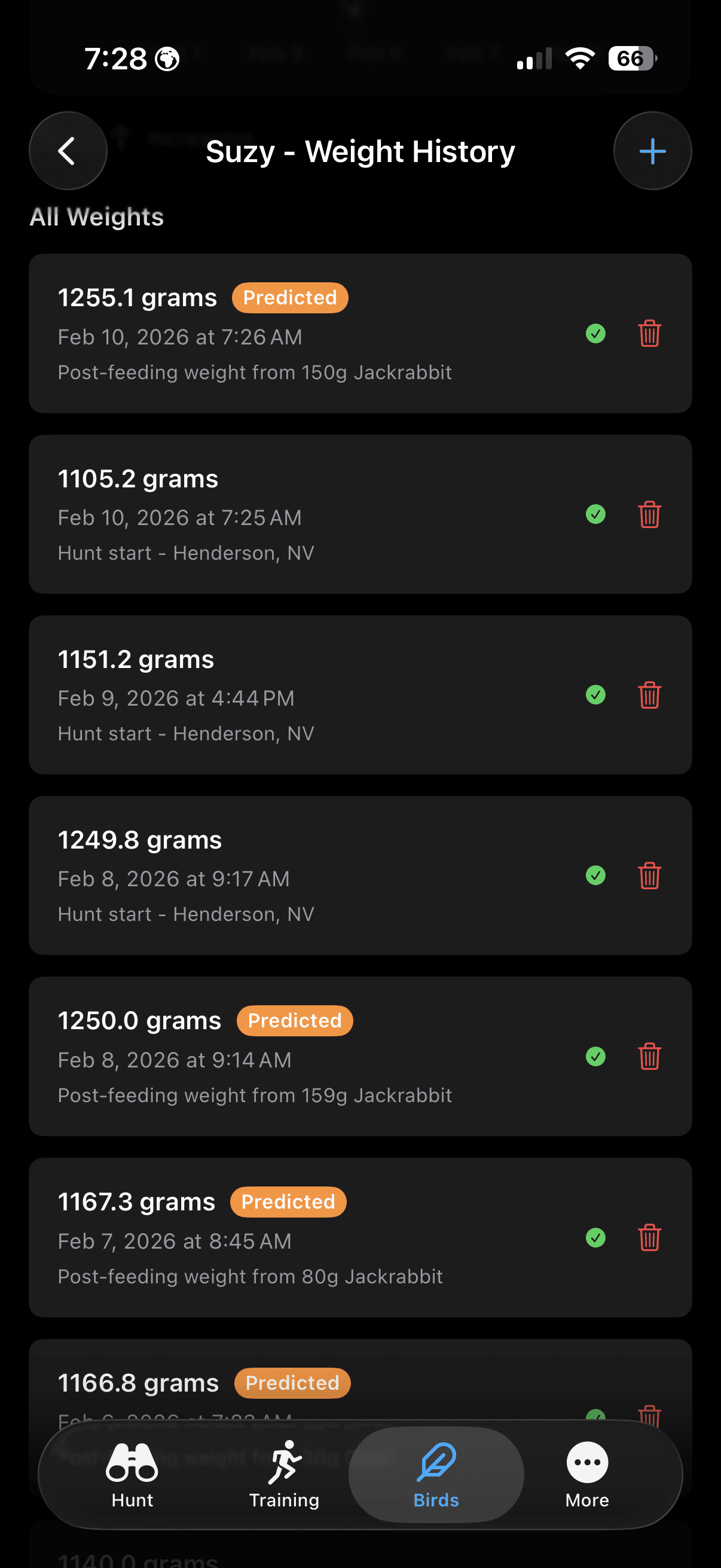 Lista de historial de peso de FalconryLab con entradas diarias y tendencias